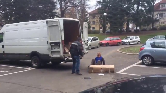 Un client fou furieux contre un livreur