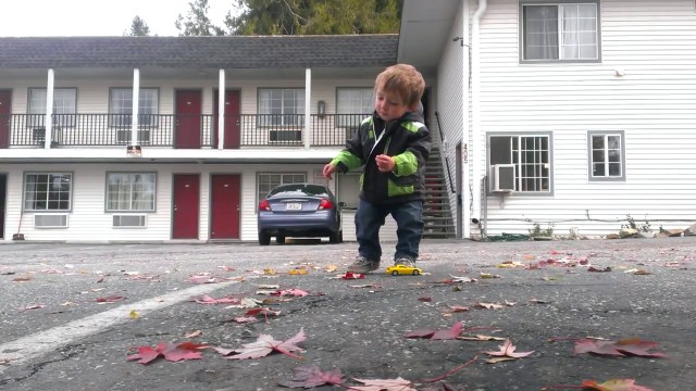 Un enfant danse le dubstep