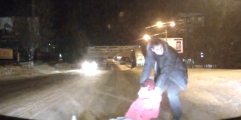 Une femme ivre allongée sur une route en Russie