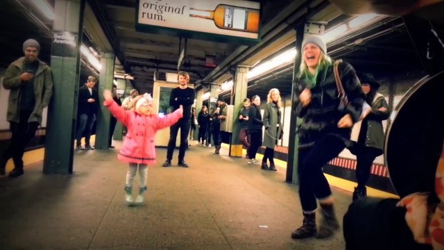 Une fillette danse dans le métro à New York