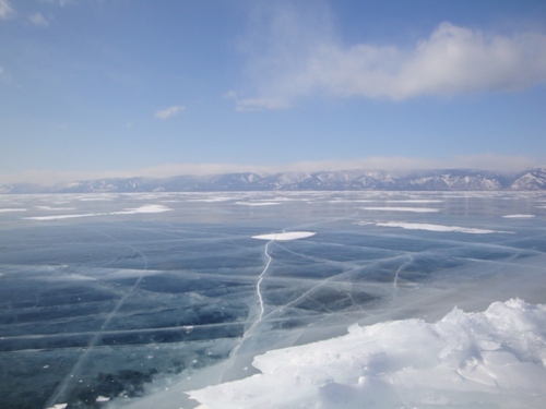 Marcher sur la glace transparente d’un lac gelé…