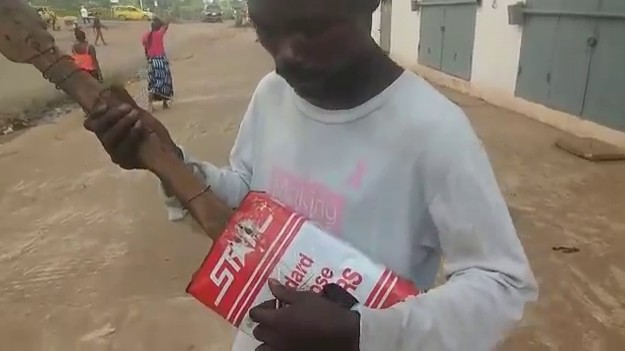 Un Joueur de guitare qui devrait arrêter la guitare