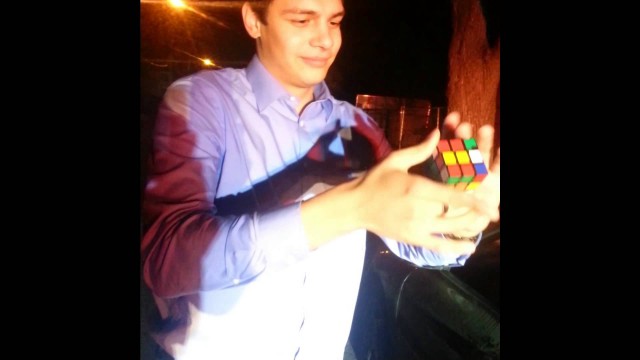 Un magicien résout un Rubik’s Cube et évite une amande