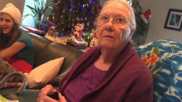 Grand-mère reçoit un téléphone en chocolat pour Noël