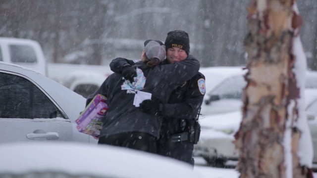 Des policiers jouent aux Pères Noël