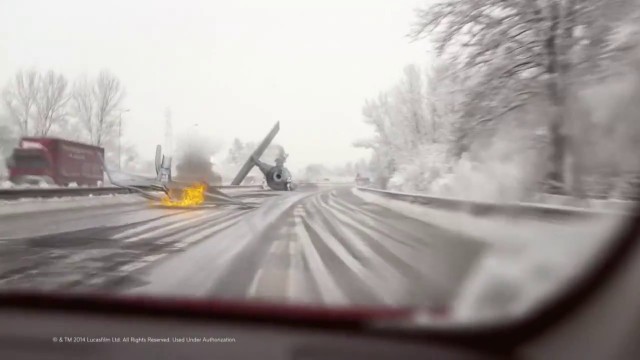 Un vaisseau Star Wars accidenté sur une autoroute
