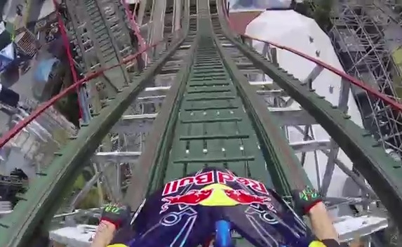 Faire du trial sur des montagnes russes
