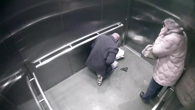 Un policier se tire une balle dans l’ascenseur
