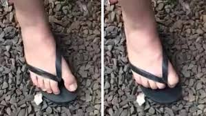 Un doigt d’honneur avec le pied