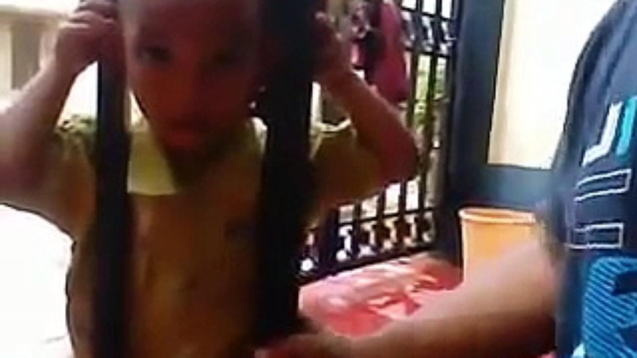 Comment décoincer la tête d’un enfant entre des barreaux