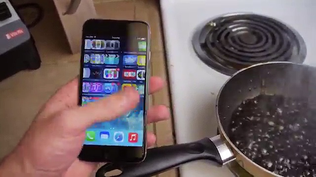Faire bouillir un iPhone 6 dans du Coca-Cola!