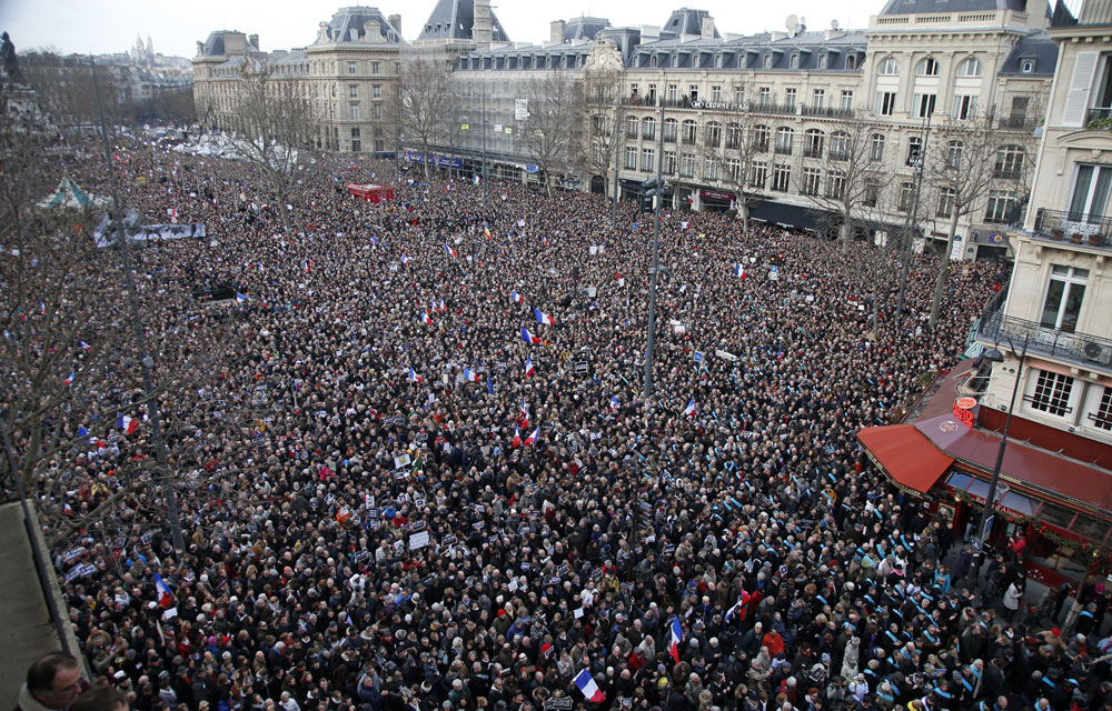 #jesuischarlie Gendarmes applaudis lors de la marche républicaine