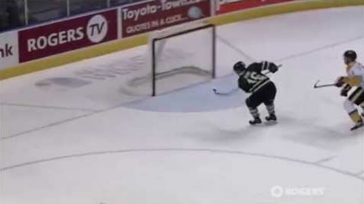 Superbe but de hockey en lobant