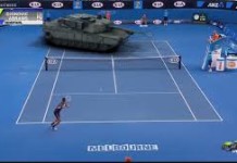 Novak Djokovic joue au tennis contre un tank