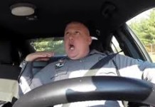 Un policier chante et danse sur Shake It Off en conduisant