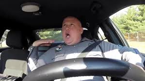 Un policier chante du Taylor Swift