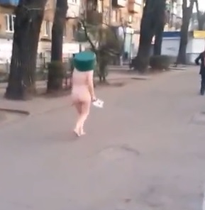 Une femme se promène avec son costume WTF dans la rue (Russie)