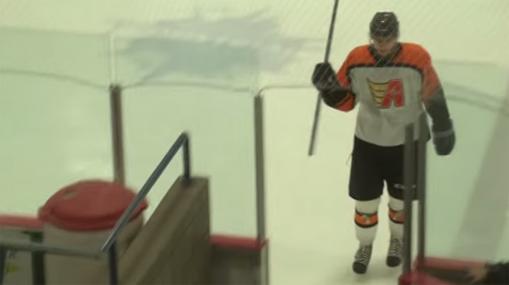 Énorme owned pour ce joueur de hockey