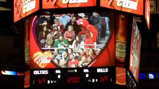 FAIL durant une Kiss Cam !!