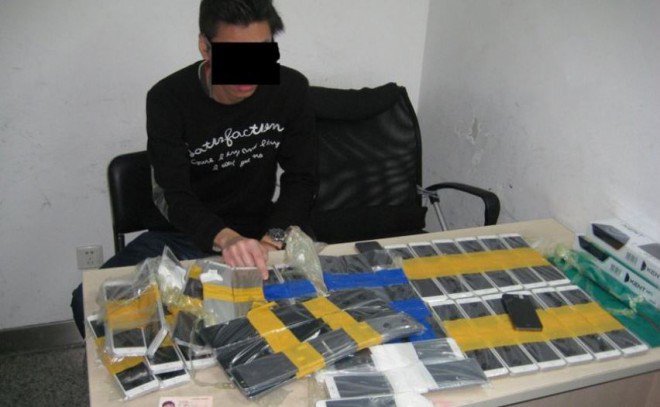 Un petit malin se colle 94 iPhones sur le corps pour passer la douane