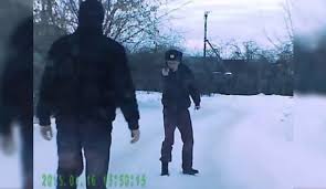 Un policier russe complètement ivre