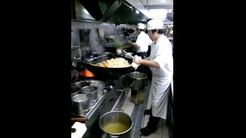 L’art de cuisiner dans un wok géant