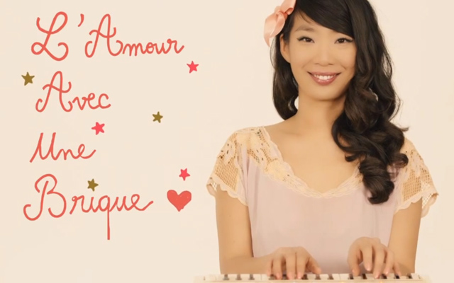 L’amour avec une brique de Kee-Yoon