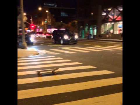 Un gars bourré essaie de rentrer chez lui en skateboard…