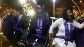 Un homme possédé dans un manège à sensation
