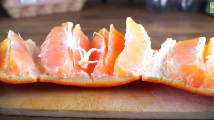 Comment éplucher une orange en 3 secondes !