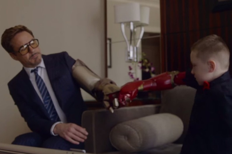 Robert Downey Jr apporte un bras robotique à un enfant amputé.