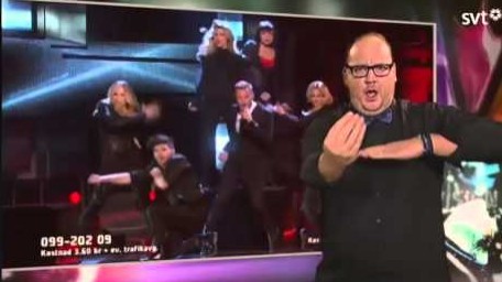 Un interprète en langue des signes vole la vedette d’un chanteur en direct!