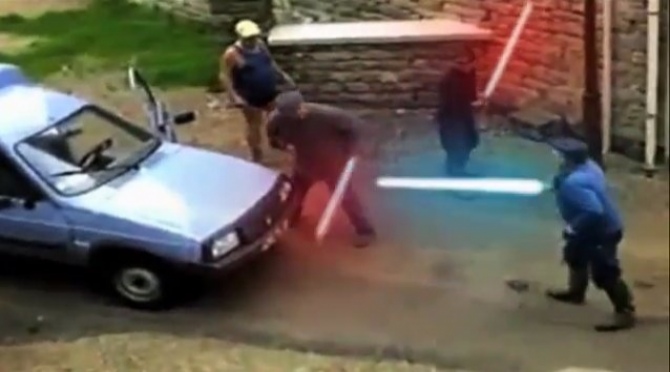 Des vieux se battent à coup de sabre laser ! En mode Star Wars …