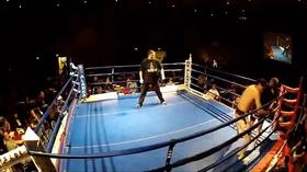 A 62 ans, ce grand-père fait un combat de MMA…