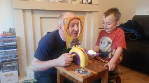 Le jeu de la tarte à la crème avec grand-père…
