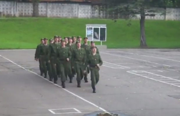 Des soldats russes chantent Barbie Girl pendant l’entrainement