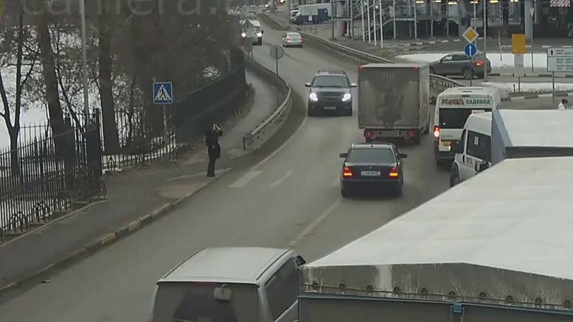 Fail : une piétonne russe se fait renverser