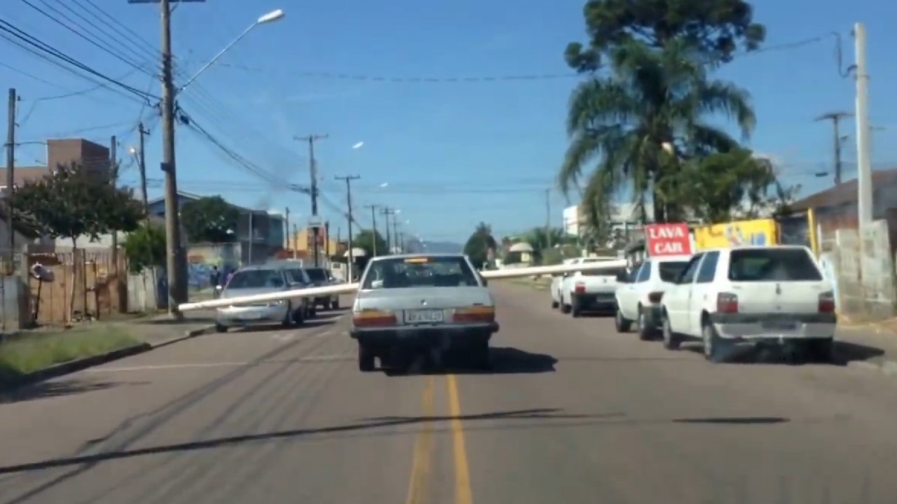 Régis transporte un tube de 10m avec sa voiture…