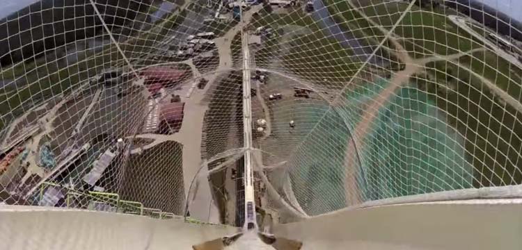 Une petite descente dans le plus haut toboggan du monde