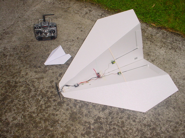 Avion radiocommandé en carton