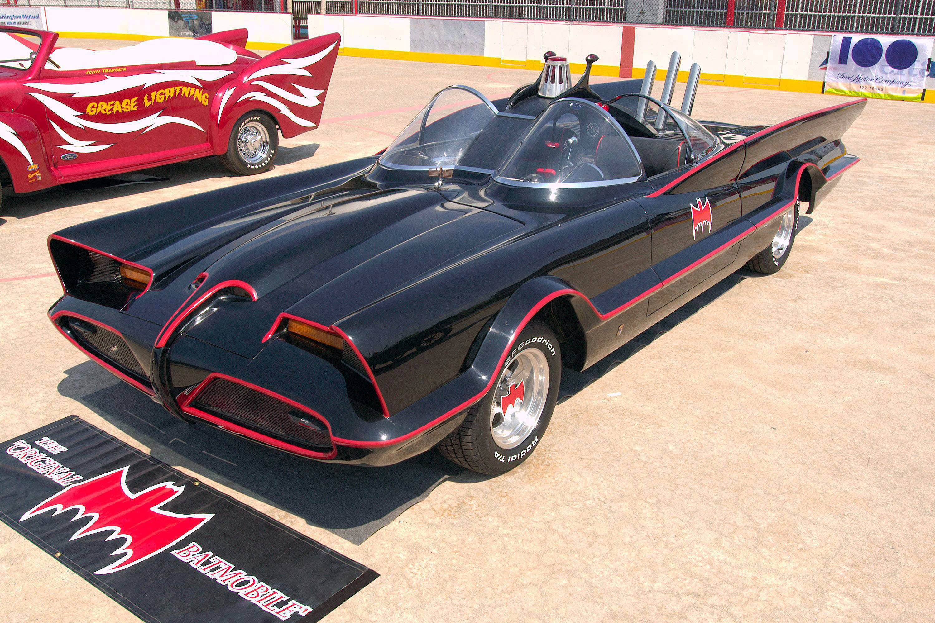 Batman vient faire le plein avec sa Batmobile!