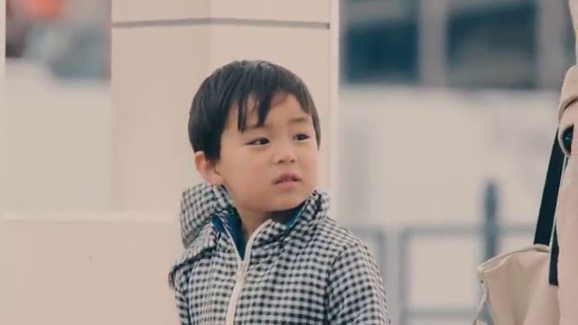 Des enfants voient des inconnus perdre leur portefeuille