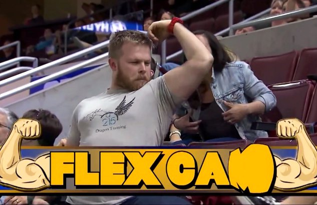 Une fille très musclée ridiculise un pauvre type à la Flex Cam
