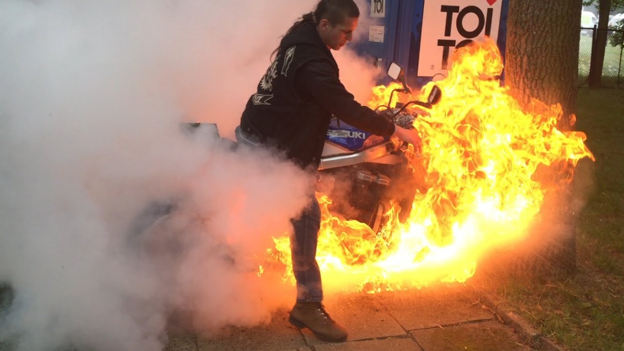 Le prix du burn foiré du motard en mousse est décerné à…