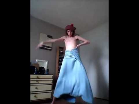 Un jeune homme danse en string éléphant dans sa chambre, c’est la grande classe !!