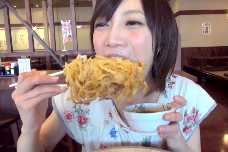 Une Japonaise mange une quantité de nourriture astronomique !!