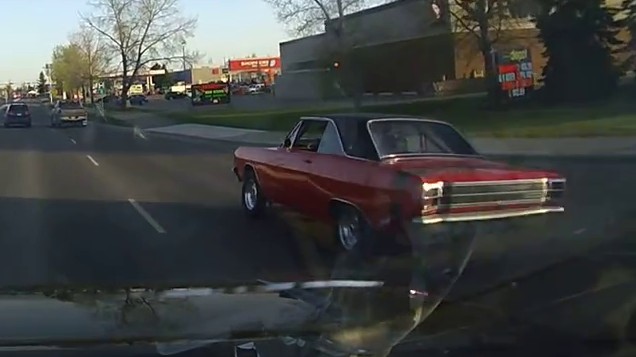 Instant Karma pour ce conducteur qui perd son essieu arrière…