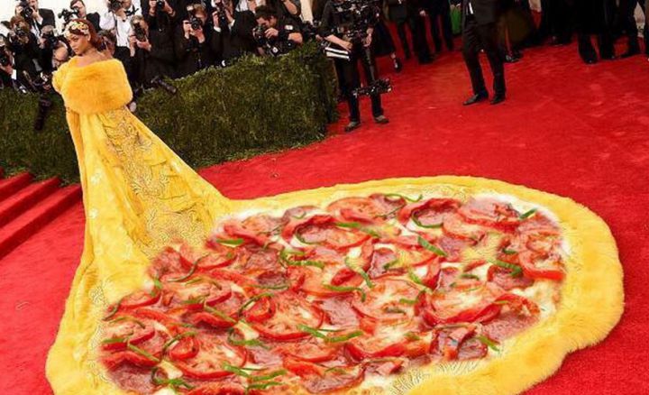 #MetGala, Rihanna et sa longue, très longue robe détournée sur le web…
