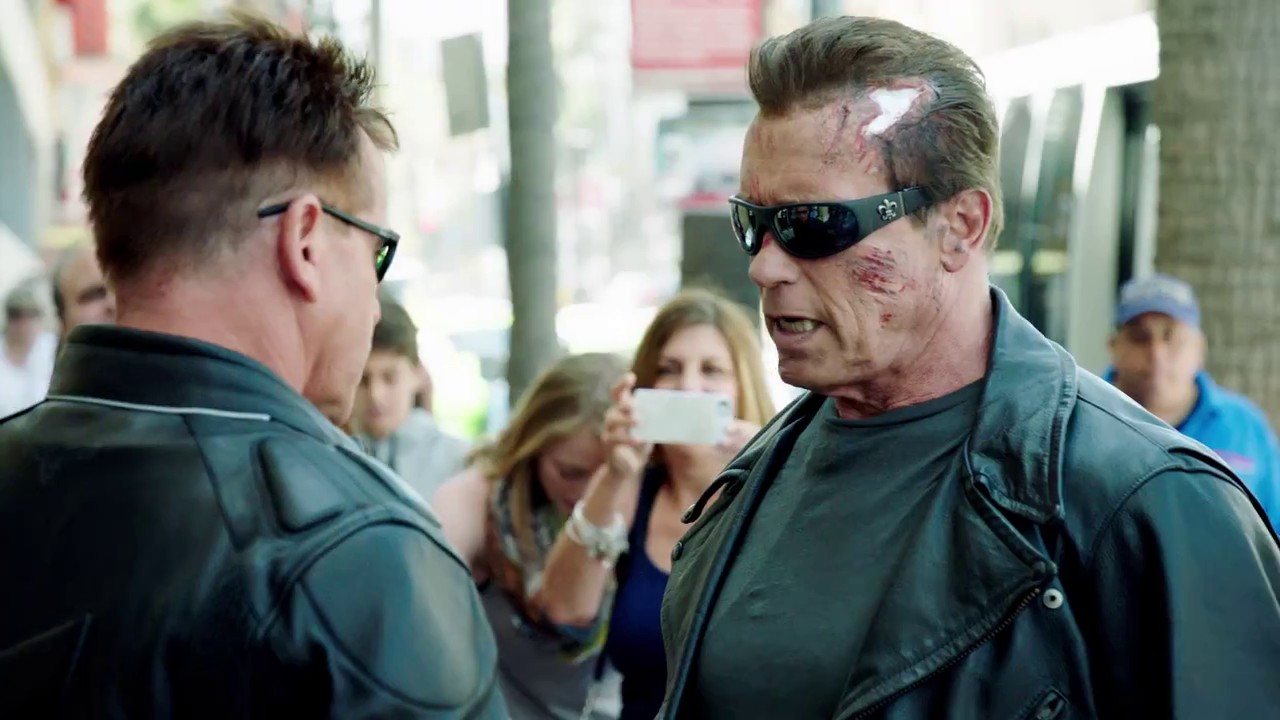 Arnold Schwarzenegger en mode Terminator dans la rue…