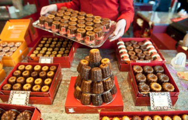 Une souris déguste un canelé en vitrine chez Baillardran